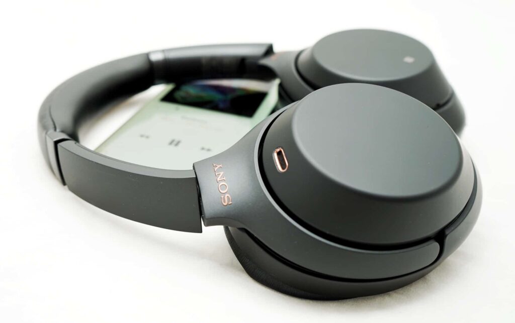 Sony WH-1000XM4 зовні схожі на попередню модель